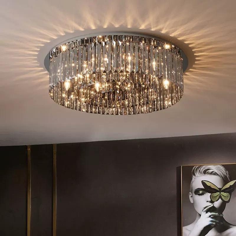 Candelabru Abyss negru instalat în living modern